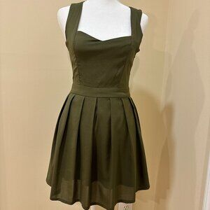 TILLY ANNE Olive Green Mini Sleeveless Lined Pleated Dress Cut Out Back Sz S